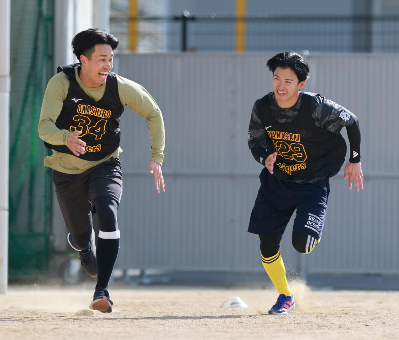 ダッシュで張り合う岡城（左）と山崎（撮影・上田博志）