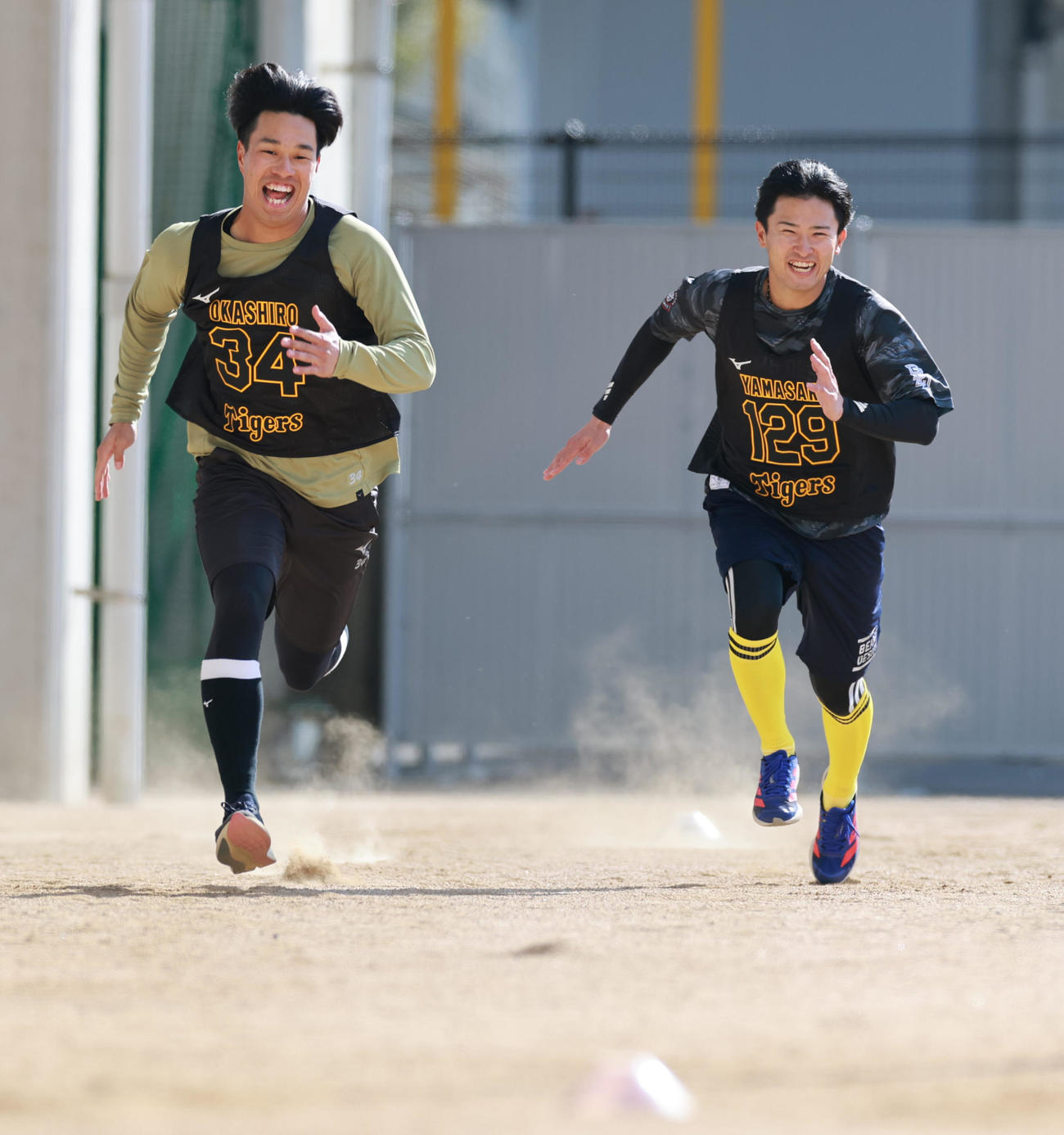 ダッシュで張り合う阪神岡城（左）と山崎（撮影・上田博志）