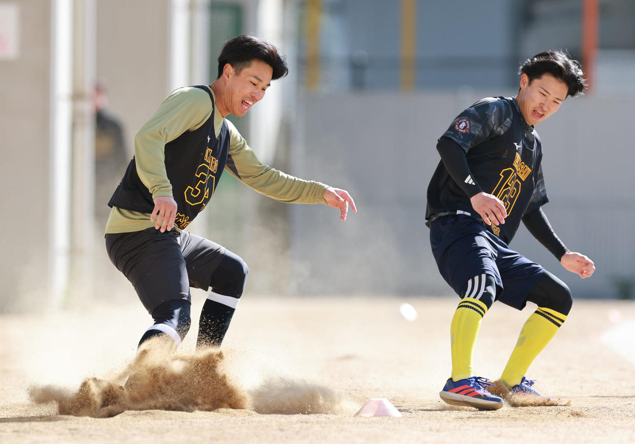 ピストンダッシュで張り合う阪神岡城（左）と山崎（撮影・上田博志）