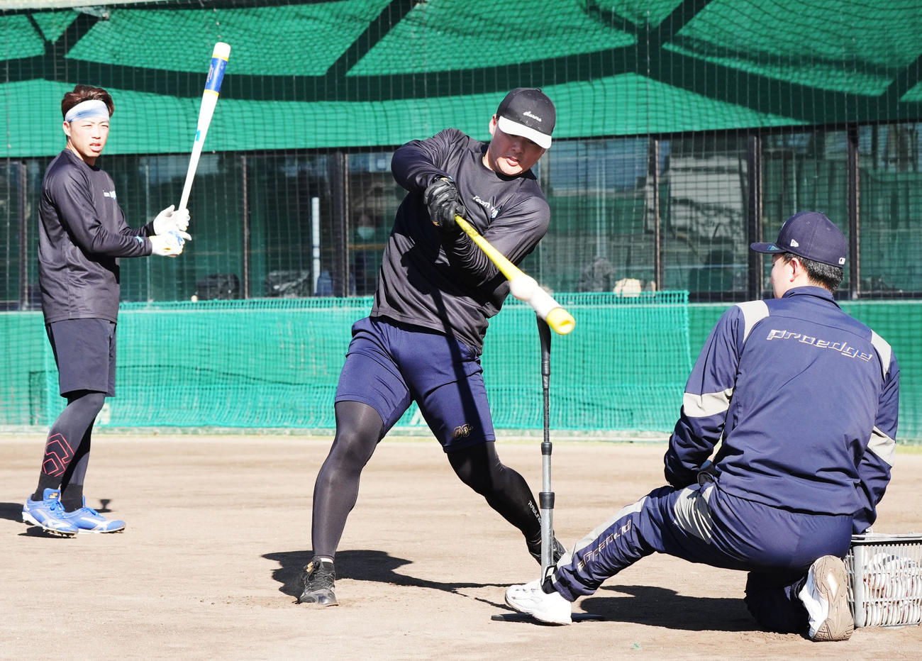 兄の夏輝（右）のセットするボールでロングティー打撃練習をする阪神前川（中央）左は中日岡林（撮影・森本幸一）