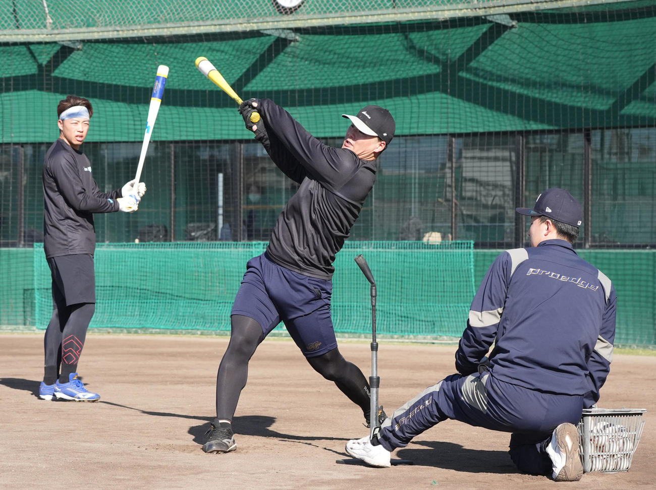 兄の夏輝（右）のセットするボールでロングティー打撃練習をする阪神前川（中央）左は中日岡林（撮影・森本幸一）