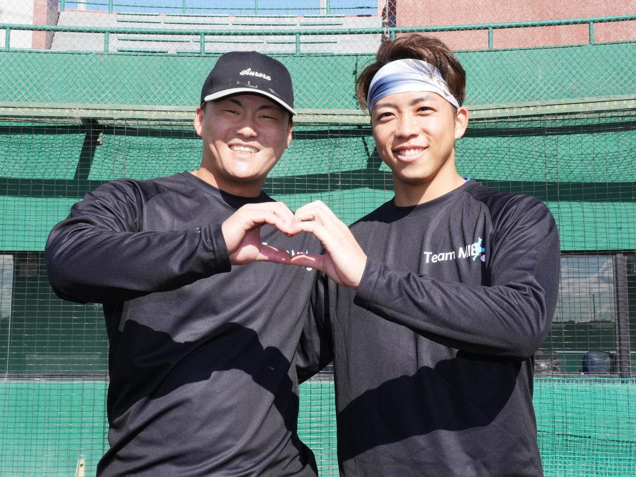 練習後、ポーズを決める阪神前川（左）と中日岡林（撮影・森本幸一）