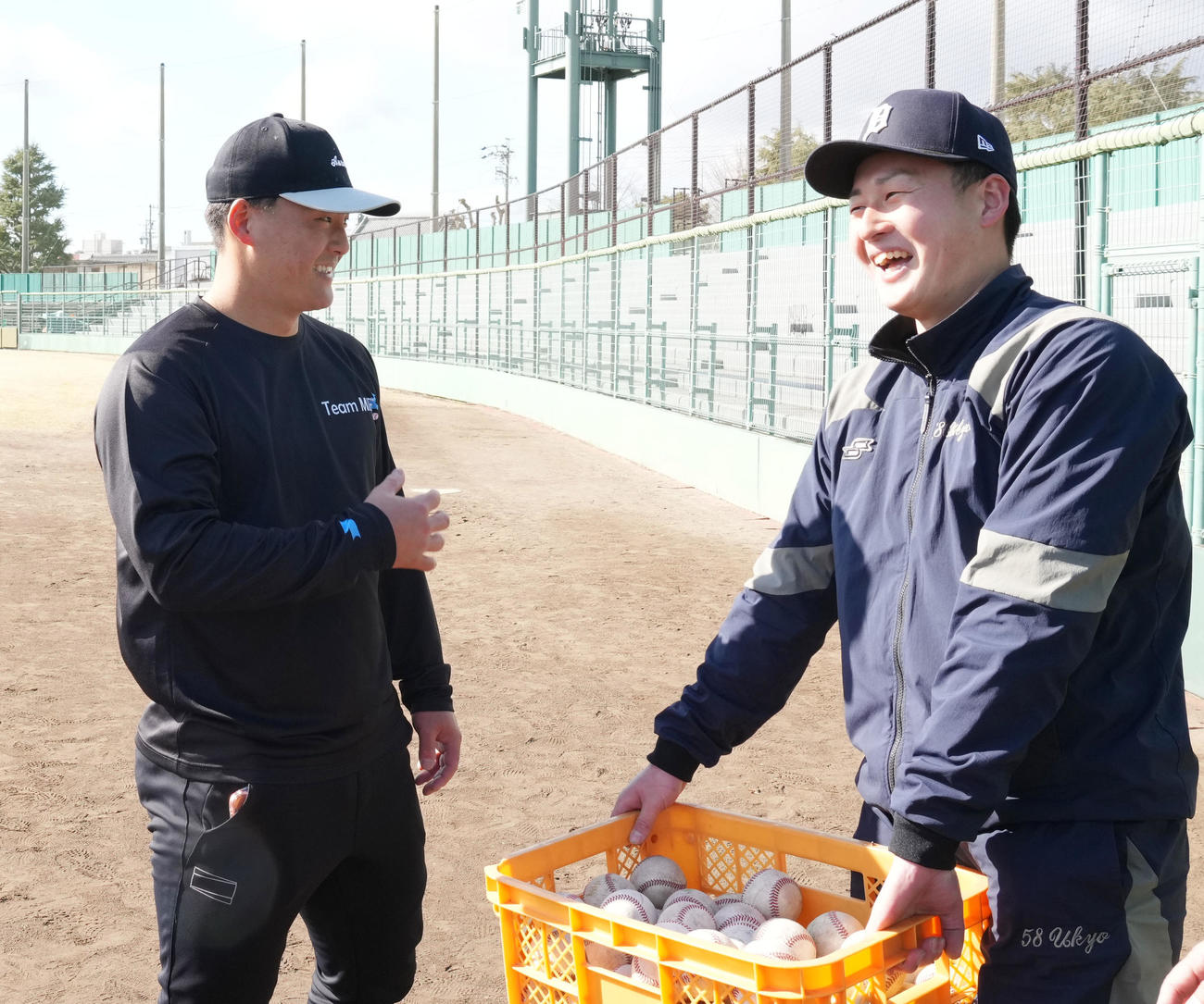 兄の夏輝さん（左）と言葉を交わす阪神前川（撮影・森本幸一）