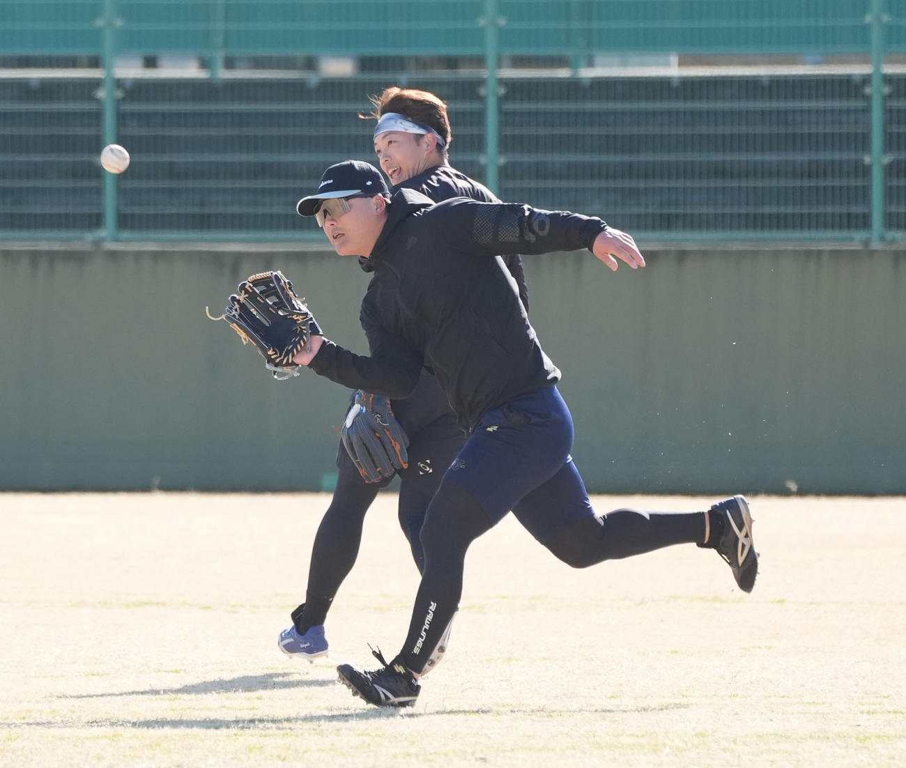 外野ノックを受ける阪神前川（左）右は中日岡林（撮影・森本幸一）