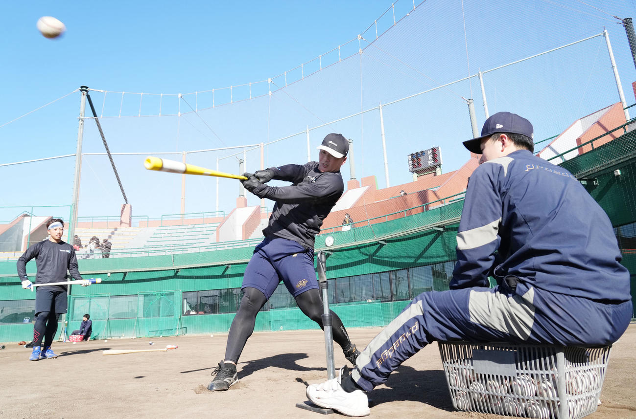 兄の夏輝（右）のセットするボールでロングティー打撃練習をする阪神前川（中央）左は中日岡林（撮影・森本幸一）