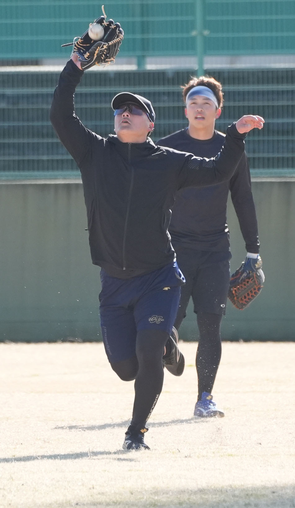 外野ノックを受ける阪神前川（左）右は中日岡林（撮影・森本幸一）
