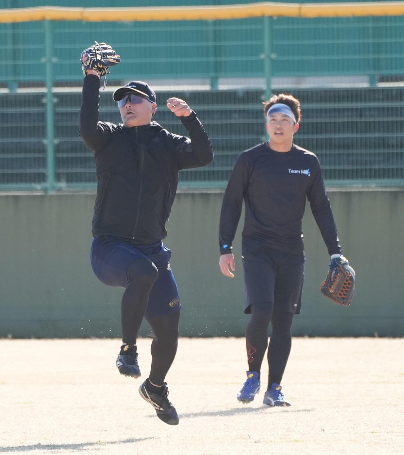 外野ノックを受ける阪神前川（左）右は中日岡林（撮影・森本幸一）