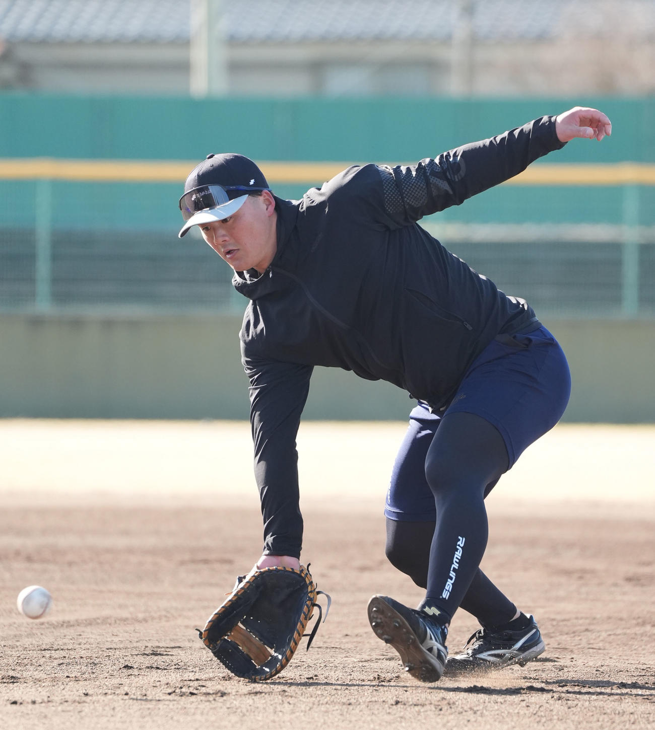 内野ノックを受ける阪神前川（撮影・森本幸一）