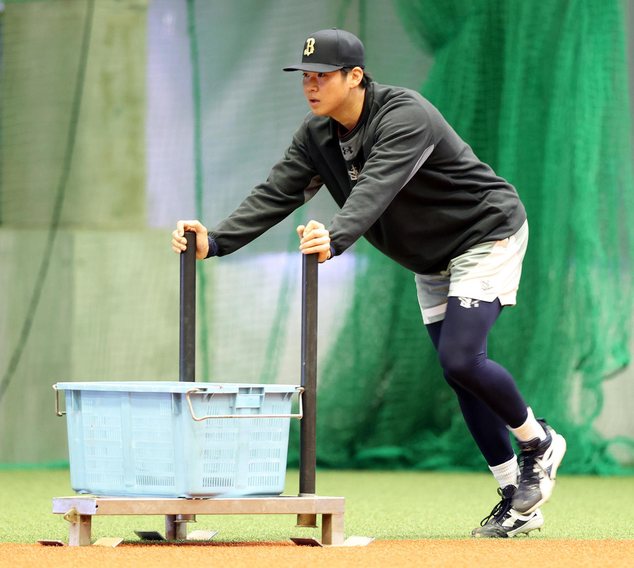 大阪・舞洲の球団施設で自主トレを公開したオリックス山下（撮影・上山淳一）