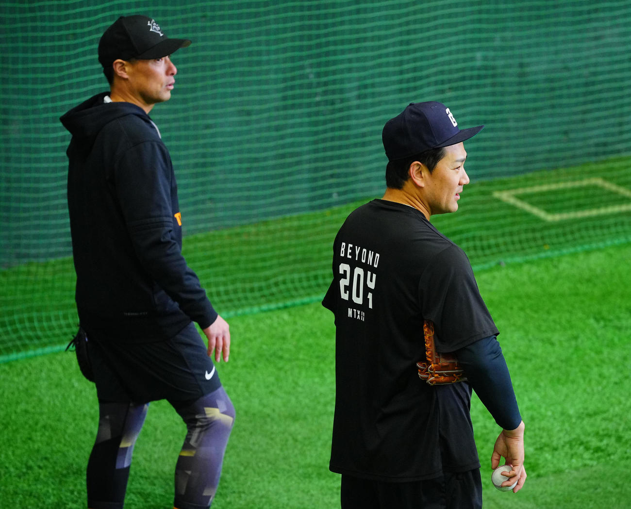 ブルペン投球を終え長坂ブルペン捕手（左）と言葉を交わす巨人田中将（撮影・垰建太）