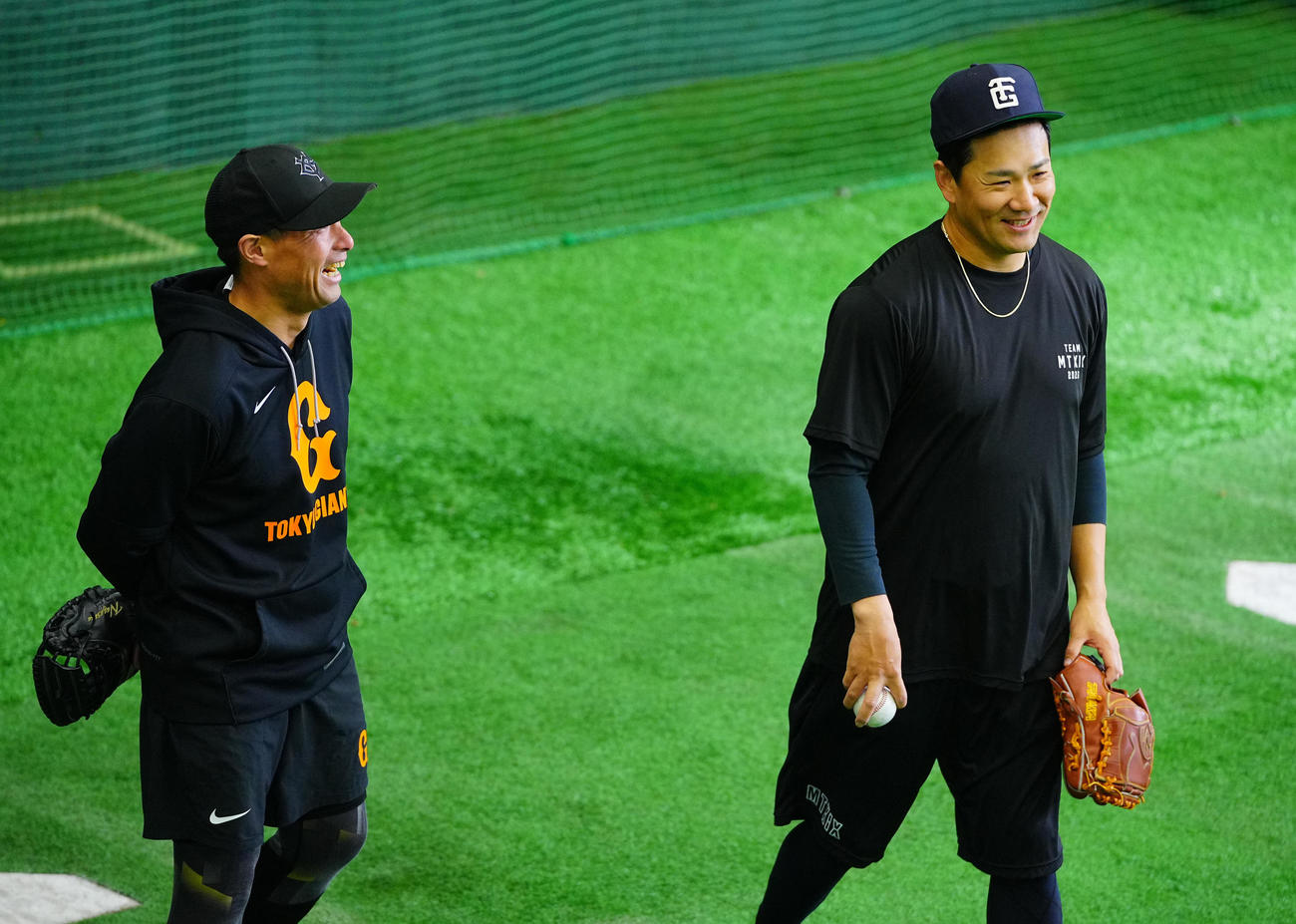 ブルペン投球を終え長坂ブルペン捕手（左）と言葉を交わす巨人田中将（撮影・垰建太）