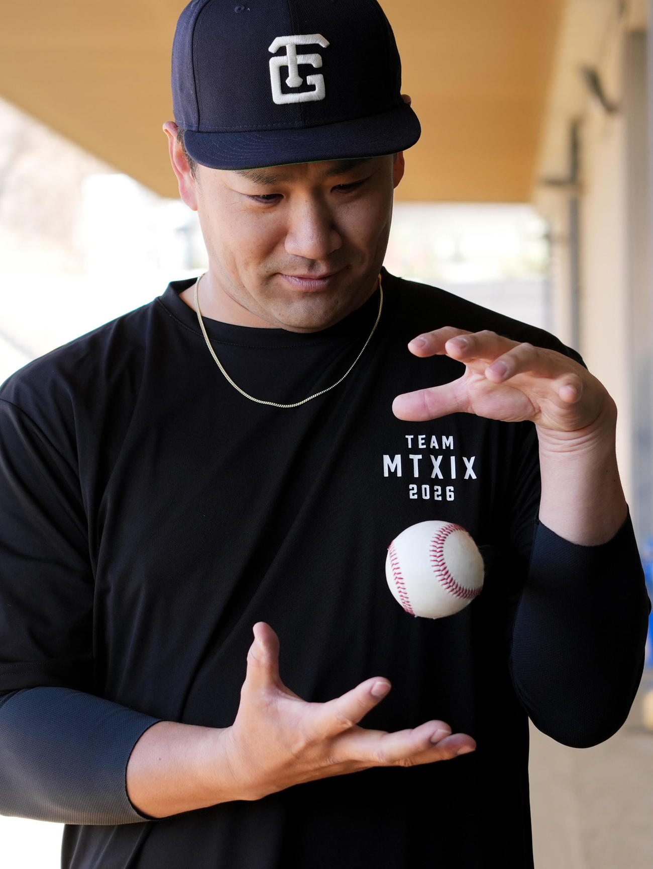 写真撮影に臨む巨人田中将（撮影・垰建太）
