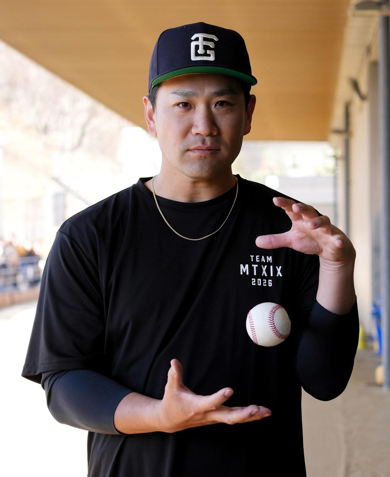 写真撮影に臨む巨人田中将（撮影・垰建太）