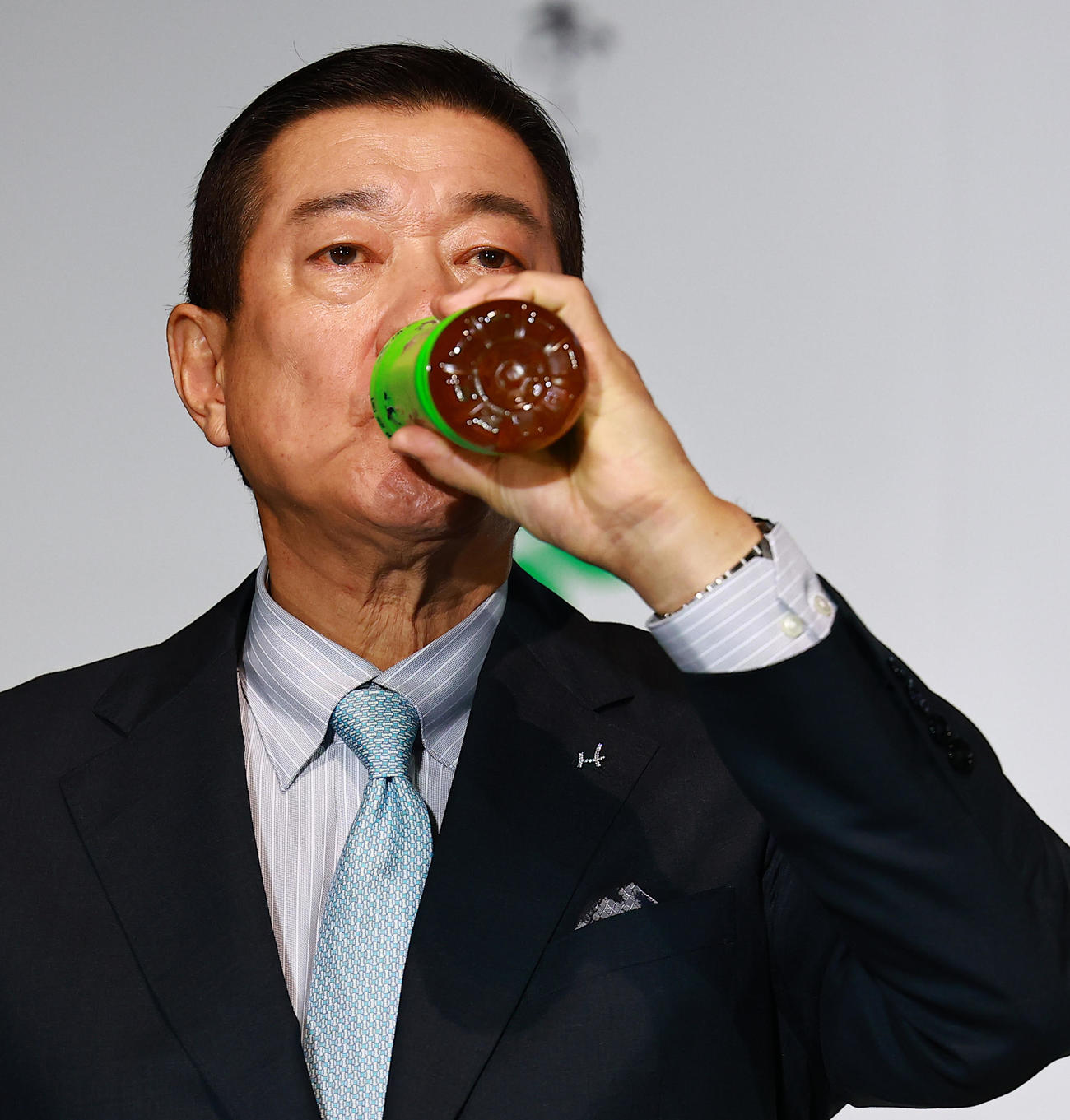 「お～いお茶×World Baseball Classic　新プロジェクト発表会」に登場し、試飲する原氏（撮影・野上伸悟）