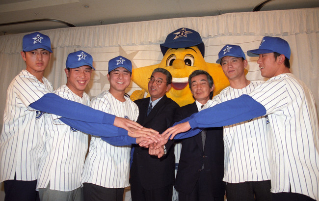 96年12月、横浜の入団発表に出席した左から神田大介、石井義人、森中聖雄、大矢明彦監督、大堀球団社長、川村丈夫、大野貴洋　　　　1996/12/11