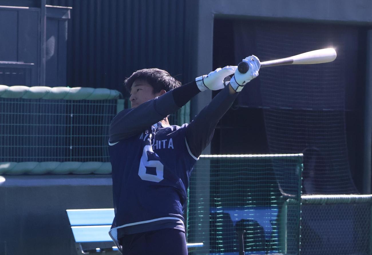 ティー打撃を行うヤクルト・ドラフト1位の松下（撮影・塚本光）