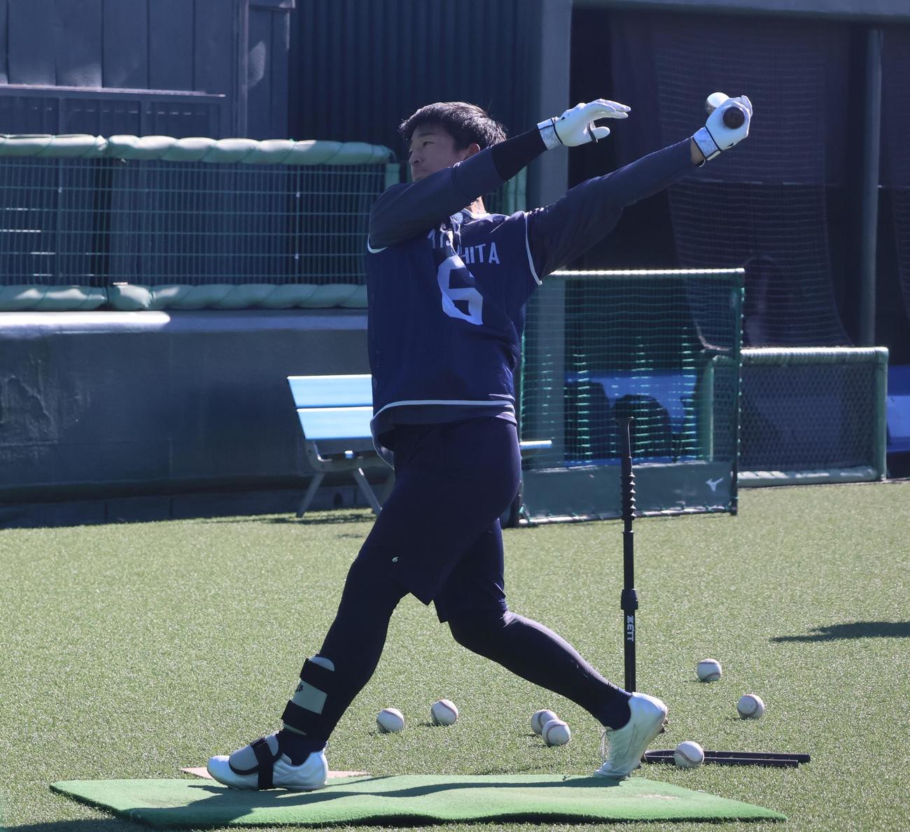 ティー打撃を行うヤクルト・ドラフト1位の松下（撮影・塚本光）