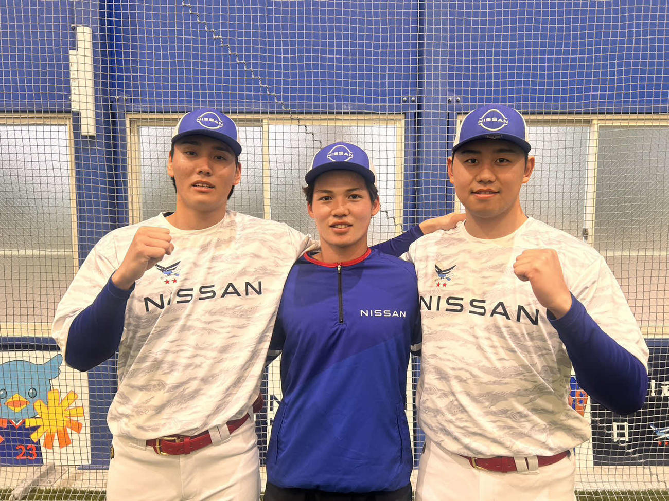 日産自動車に新加入した3人。左から白根、笠井、堀川（撮影・平山連）