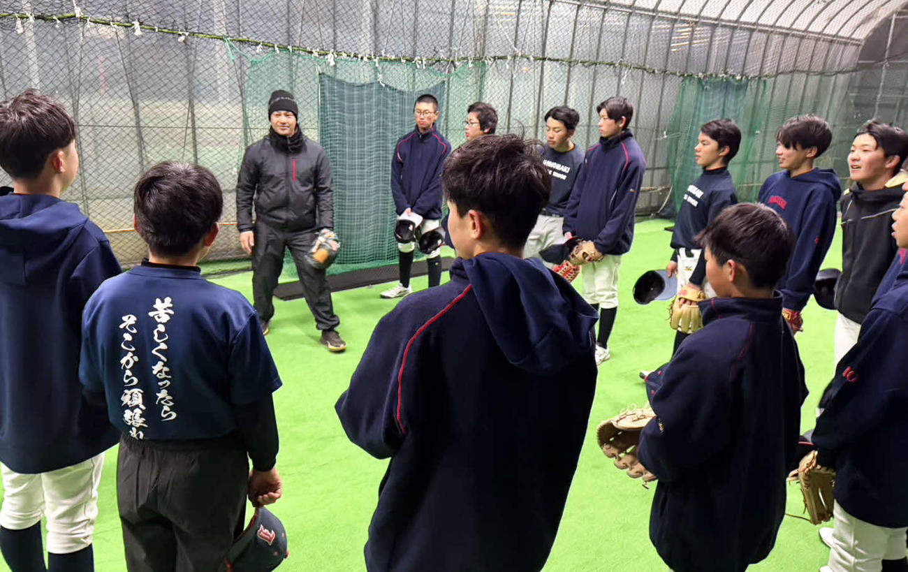 野球教室終了後、石巻シニアの選手らにアドバイスする日本製紙石巻・橋本（撮影・木村有優）