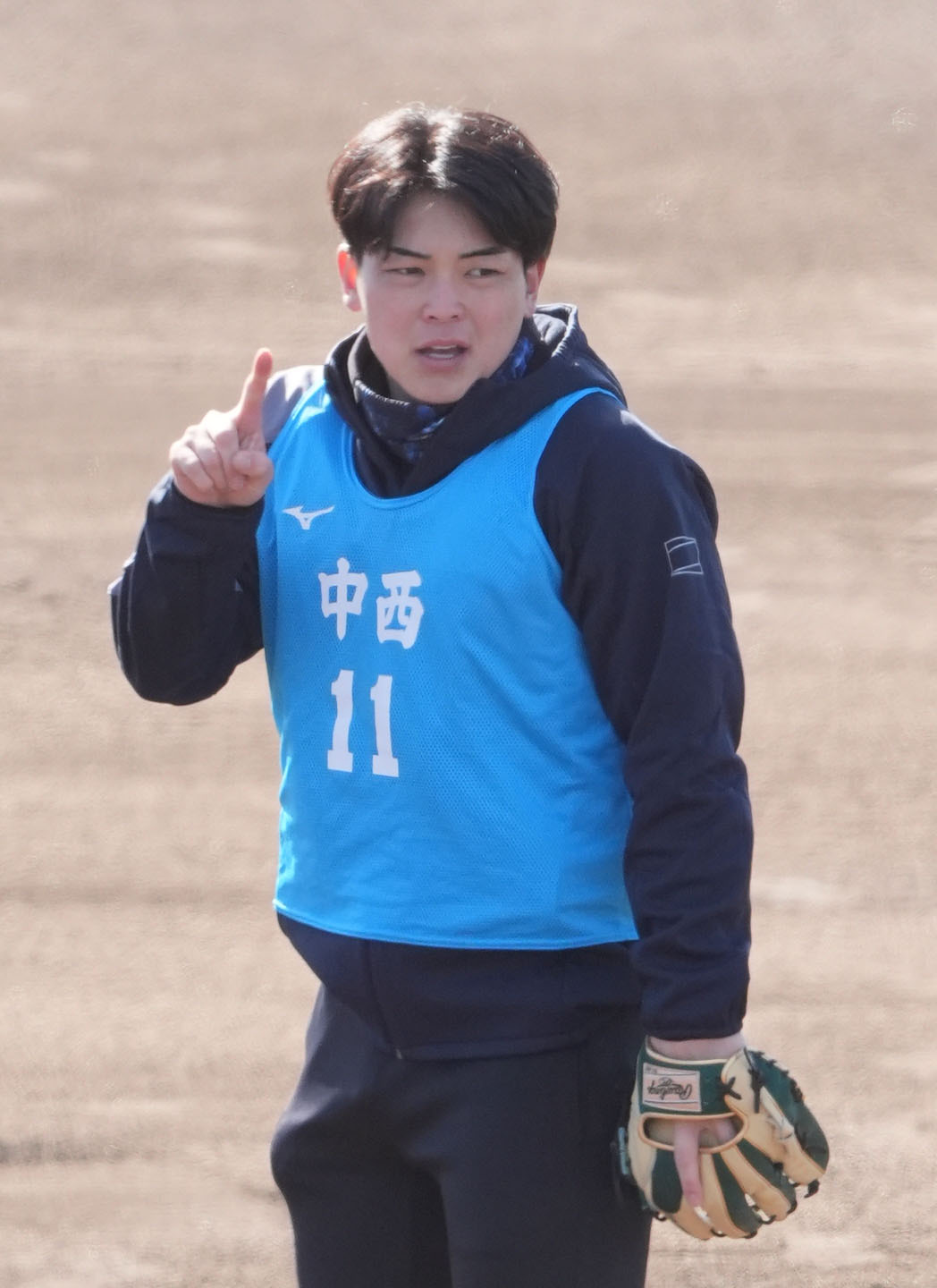 ノックを受ける中日中西（撮影・森本幸一）
