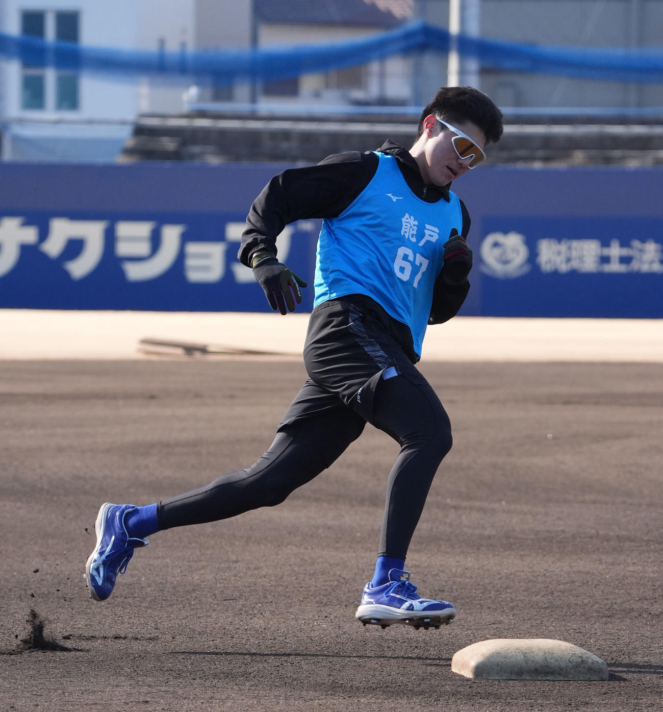 ベースランニングをする中日能戸（撮影・森本幸一）