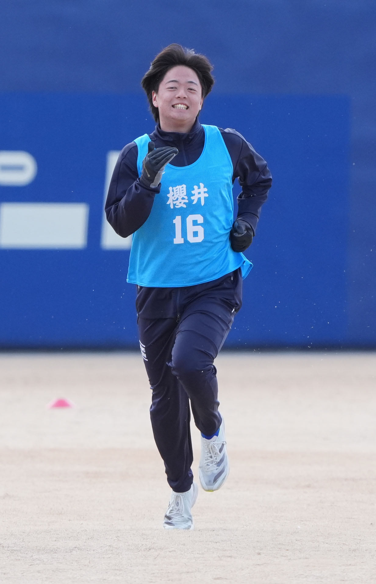 ランニングメニューをする中日桜井（撮影・森本幸一）