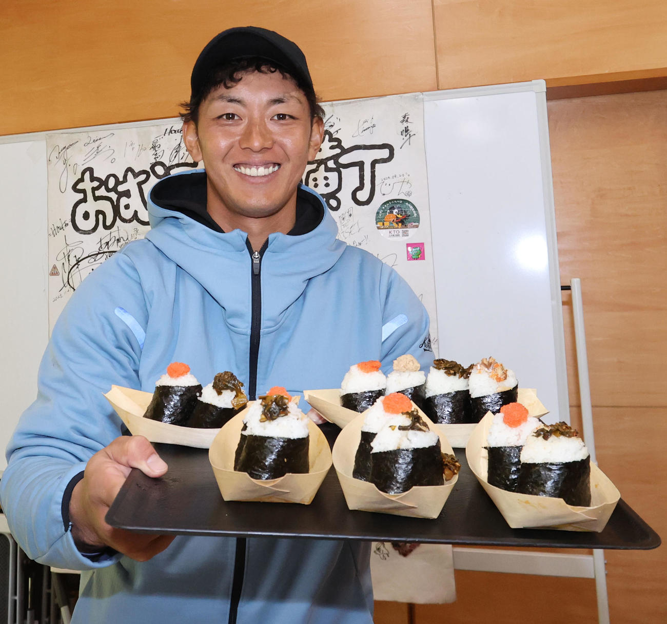 報道陣に昼食のおにぎりを振る舞うソフトバンク今宮（撮影・梅根麻紀）