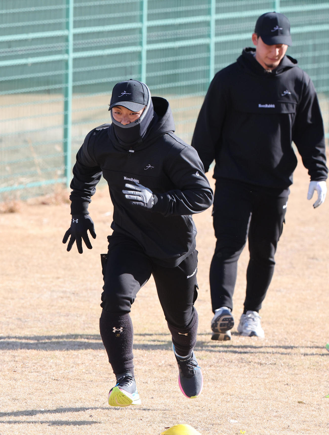 防寒姿でダッシュをするソフトバンク今宮（撮影・梅根麻紀）