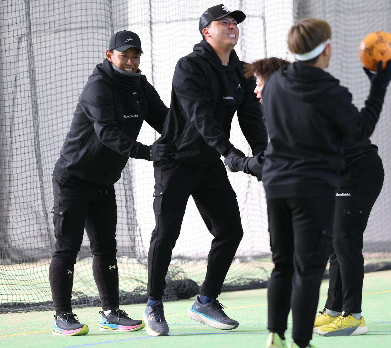 楽天村林のトレーニングを笑顔で手伝うソフトバンク今宮（左）（撮影・梅根麻紀）