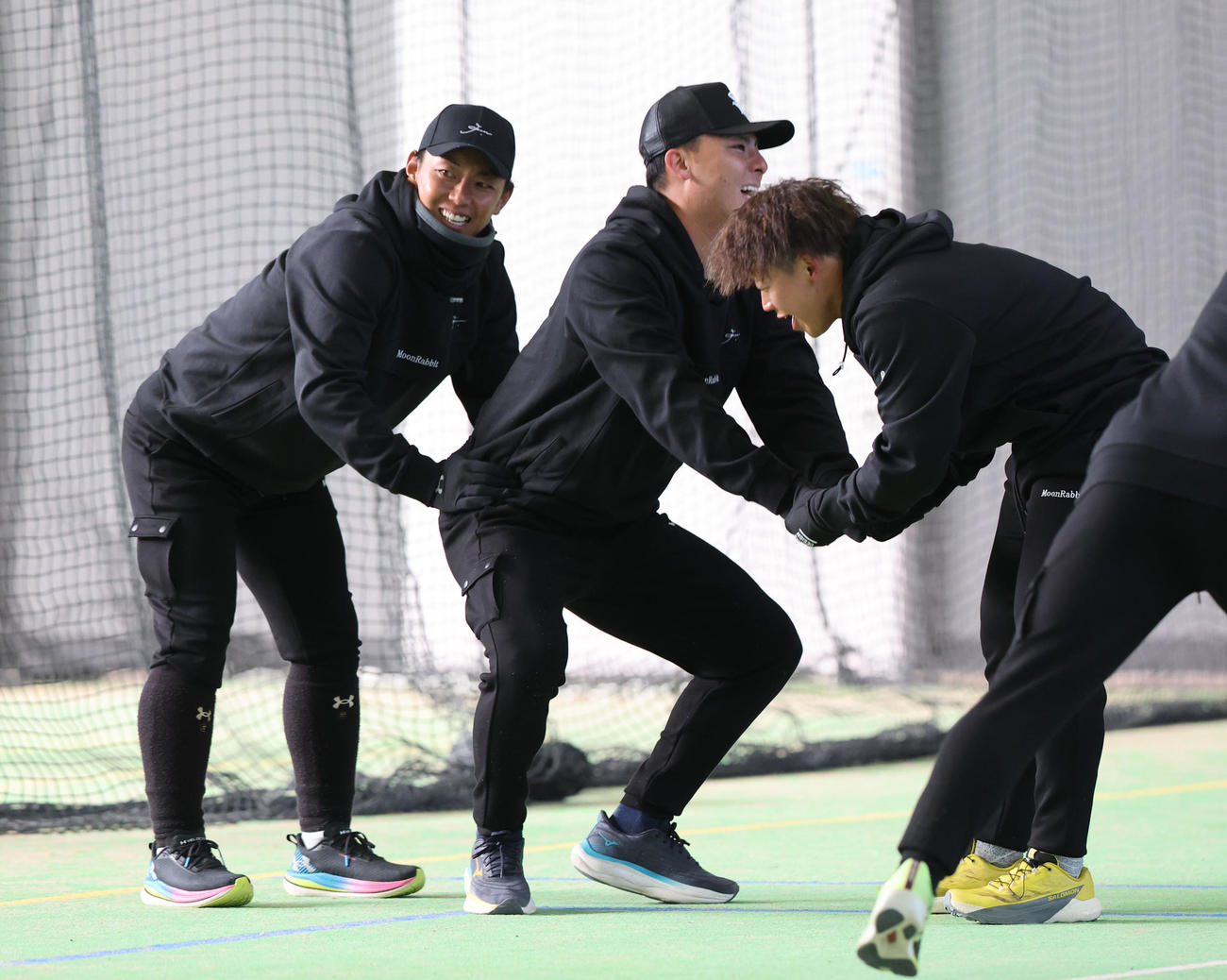 楽天村林のトレーニングを笑顔で手伝うソフトバンク今宮（左）（撮影・梅根麻紀）