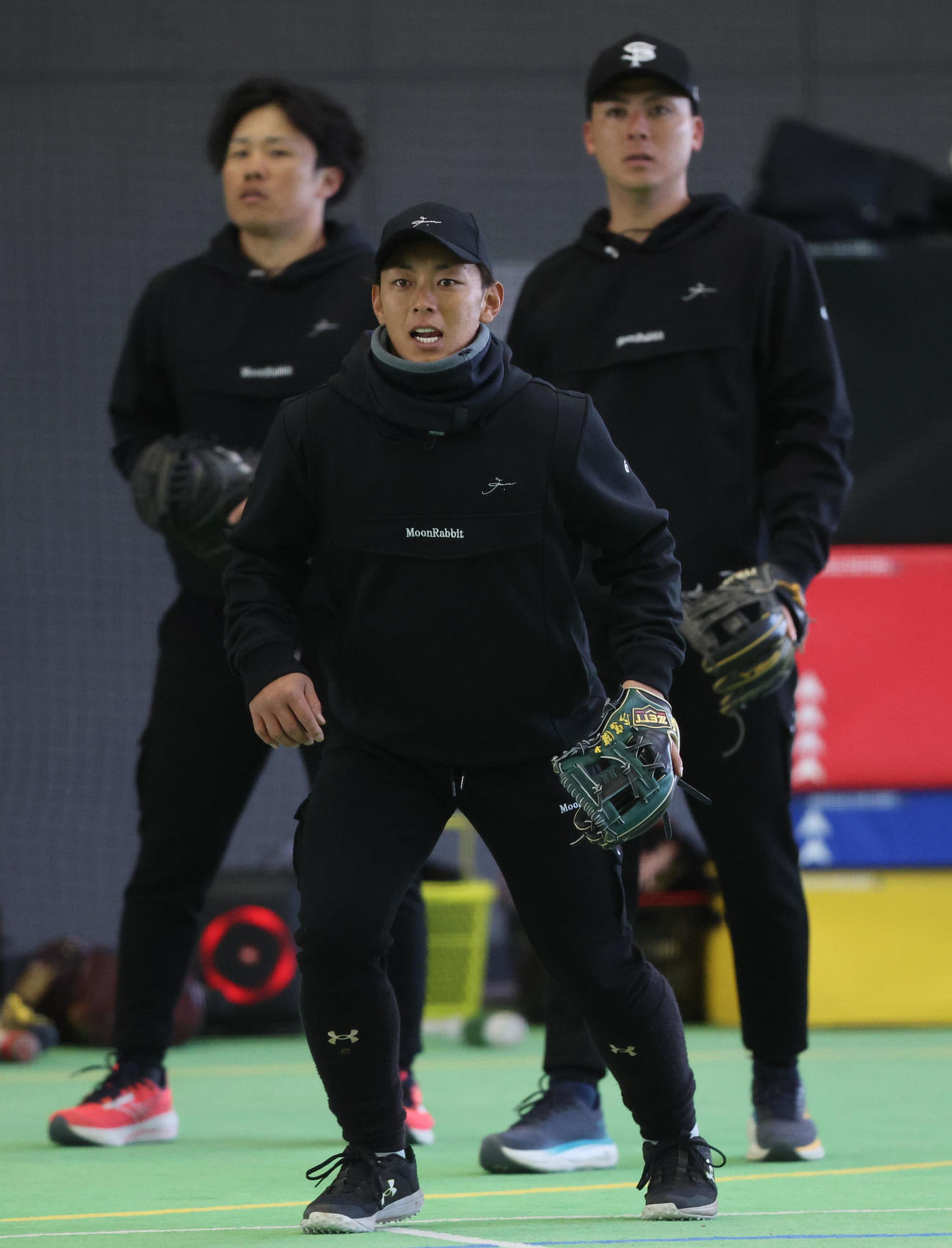 守備練習で軽快な動きを見せるソフトバンク今宮（撮影・梅根麻紀）