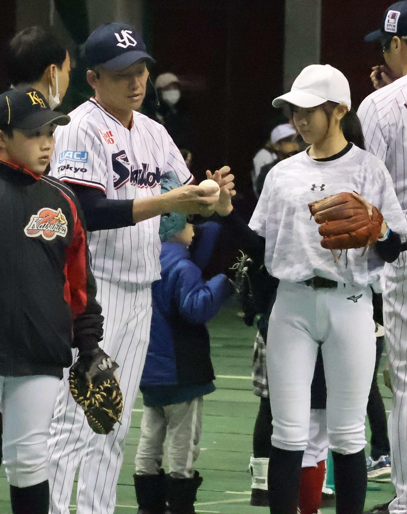 「秋田県スポーツ大使　石川雅規・石山泰稚プロデュース　プロ野球＋〇〇2026 powered by　コニシタイヤ」で子どもに指導するヤクルト石川（2026年1月撮影）