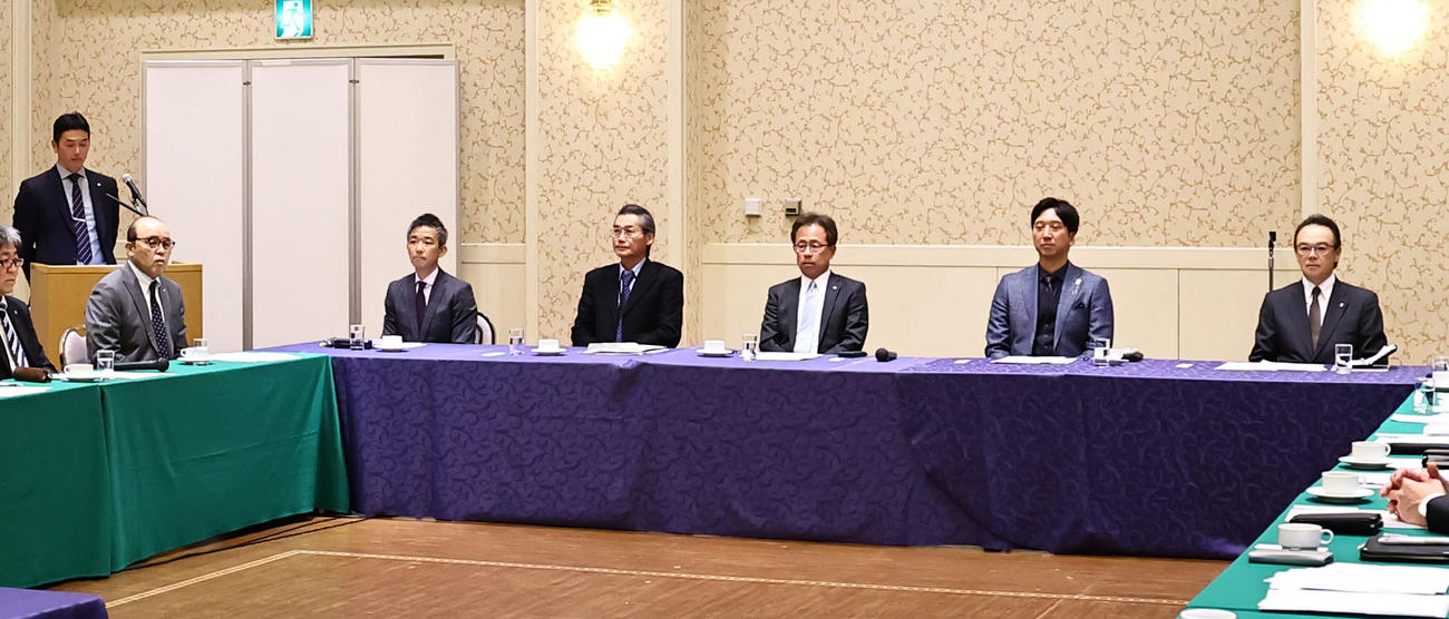 阪神スタッフ会議に出席する左から岡田オーナー付顧問、竹内球団副本部長、嶌村球団本部長、粟井社長、藤川監督、和田HC（撮影・上田博志）