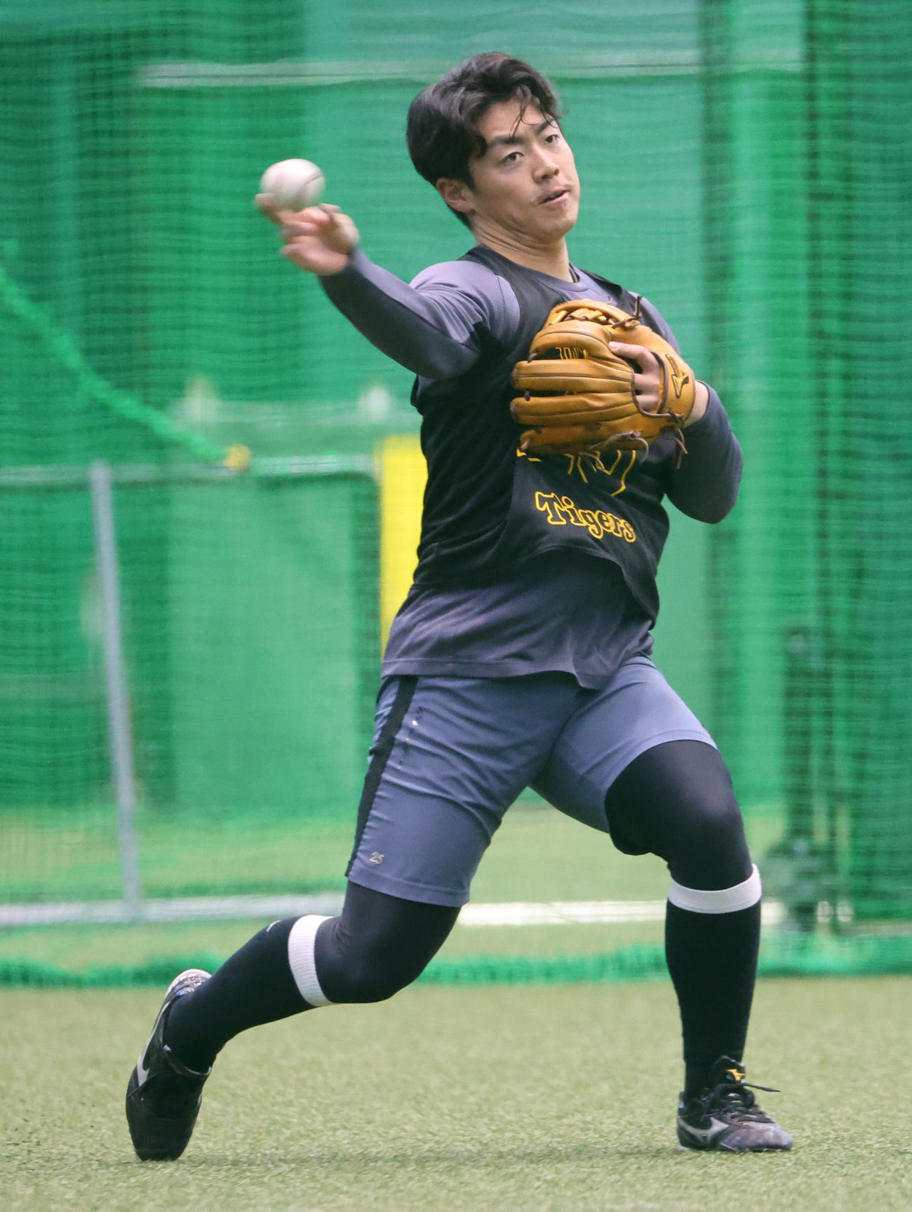 新人合同自主トレでノックを受ける阪神谷端（撮影・西尾就之）