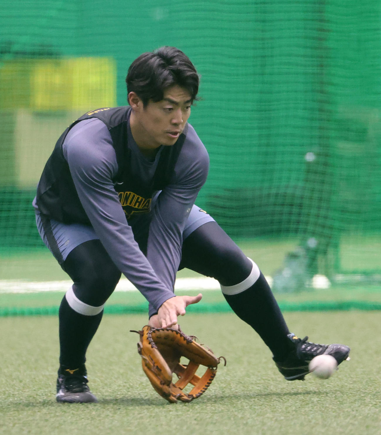 新人合同自主トレでノックを受ける阪神谷端（撮影・西尾就之）