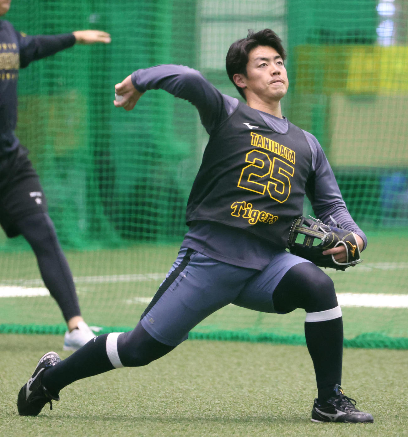 新人合同自主トレのでキャッチボールする阪神谷端（撮影・西尾就之）