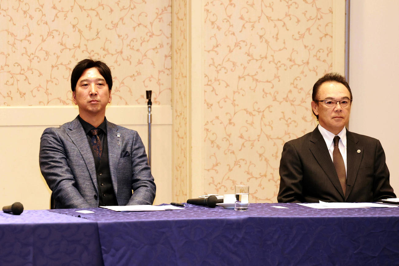 スタッフ会議に出席する阪神藤川監督（左）と和田HC（撮影・上田博志）