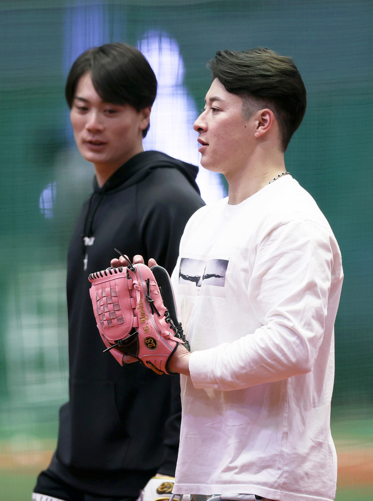大阪・舞洲の球団施設で自主トレするオリックス吉田（手前）と前（撮影・上山淳一）