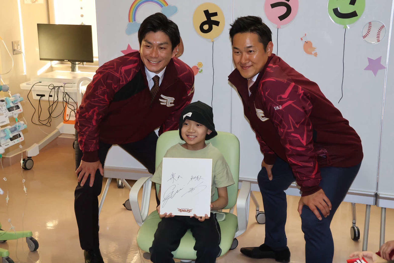 小児病棟の子どもたちとふれあう楽天銀次アンバサダー（右）と岡島アンバサダー（代表撮影）