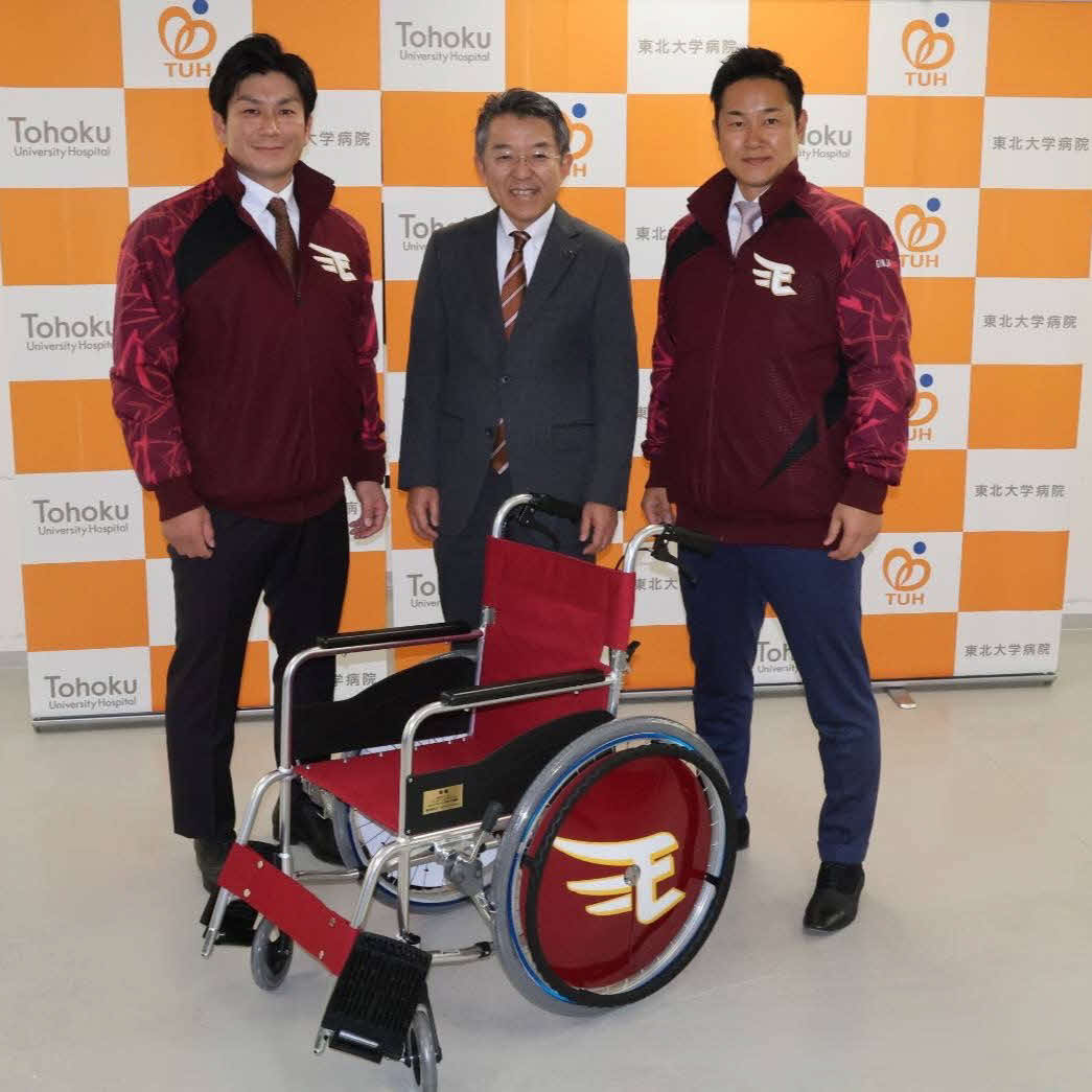 楽天イーグルスオリジナル車椅子を寄贈した楽天銀次アンバサダー（右）と岡島アンバサダー（左）。中央は東北大学病院・張替病院長（代表撮影）