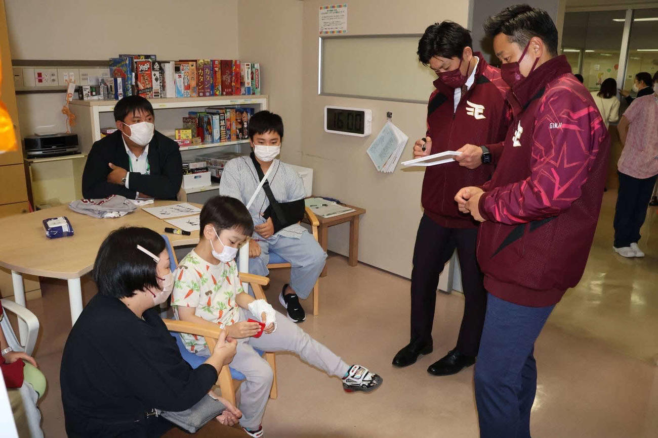 小児病棟の子どもたちとふれあう楽天銀次アンバサダー（右）と岡島アンバサダー（代表撮影）