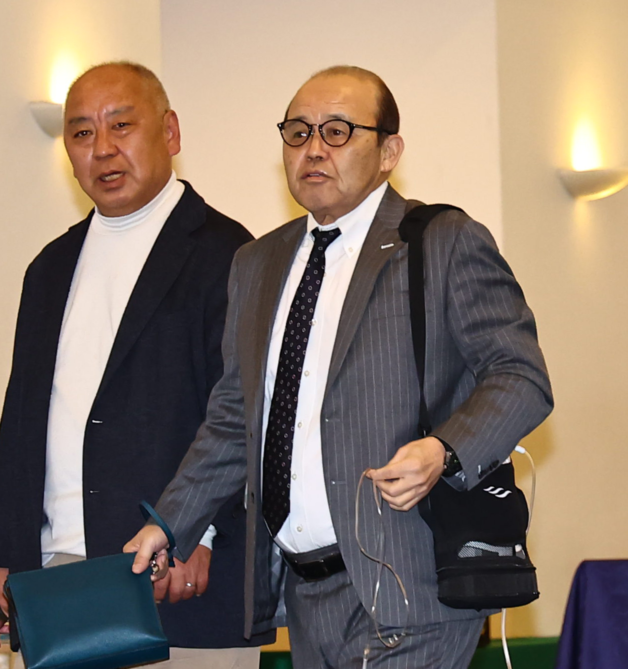阪神スタッフ会議に出席する阪神岡田オーナー付顧問（右）（撮影・上田博志）