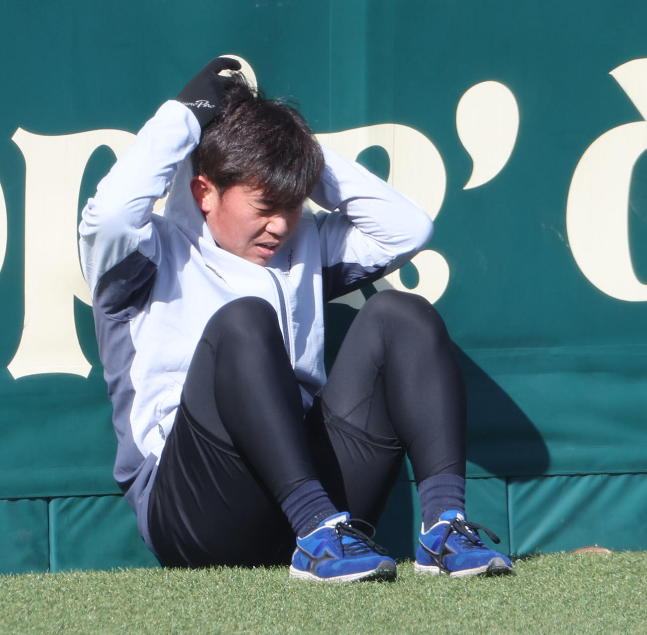 ランニング中、寒さが堪えたのか、フードをすっぽりかぶる阪神桐敷（撮影・西尾就之）