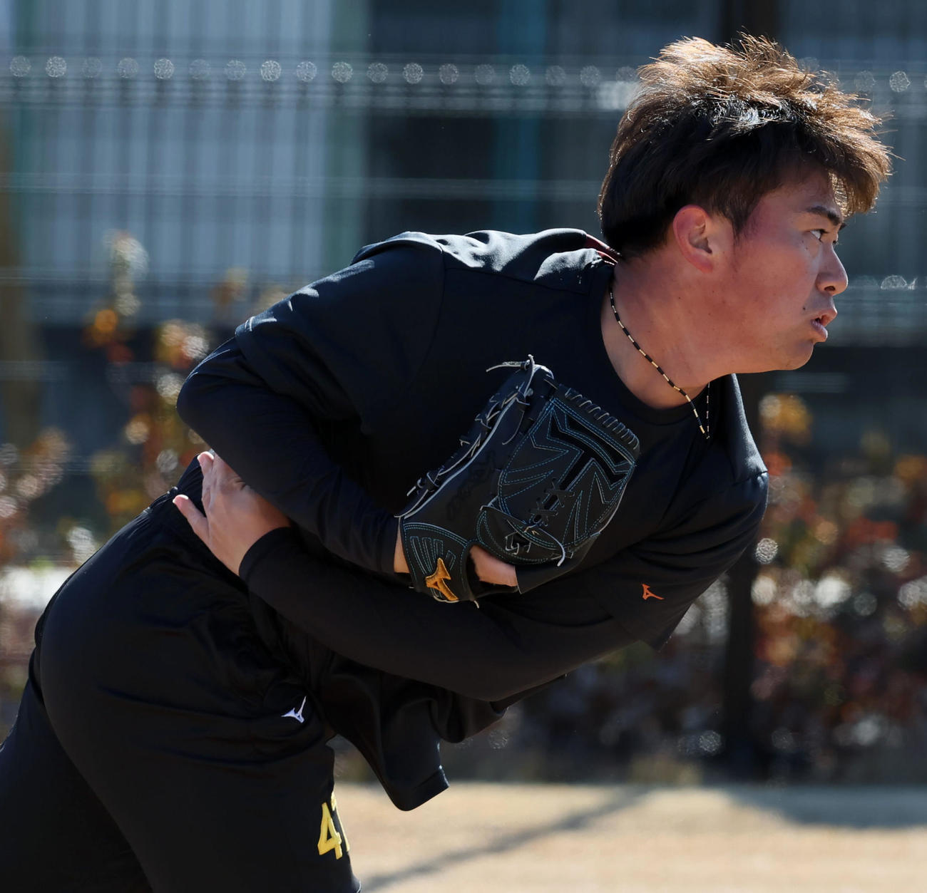 自主トレでキャッチボールする阪神桐敷（撮影・加藤哉）