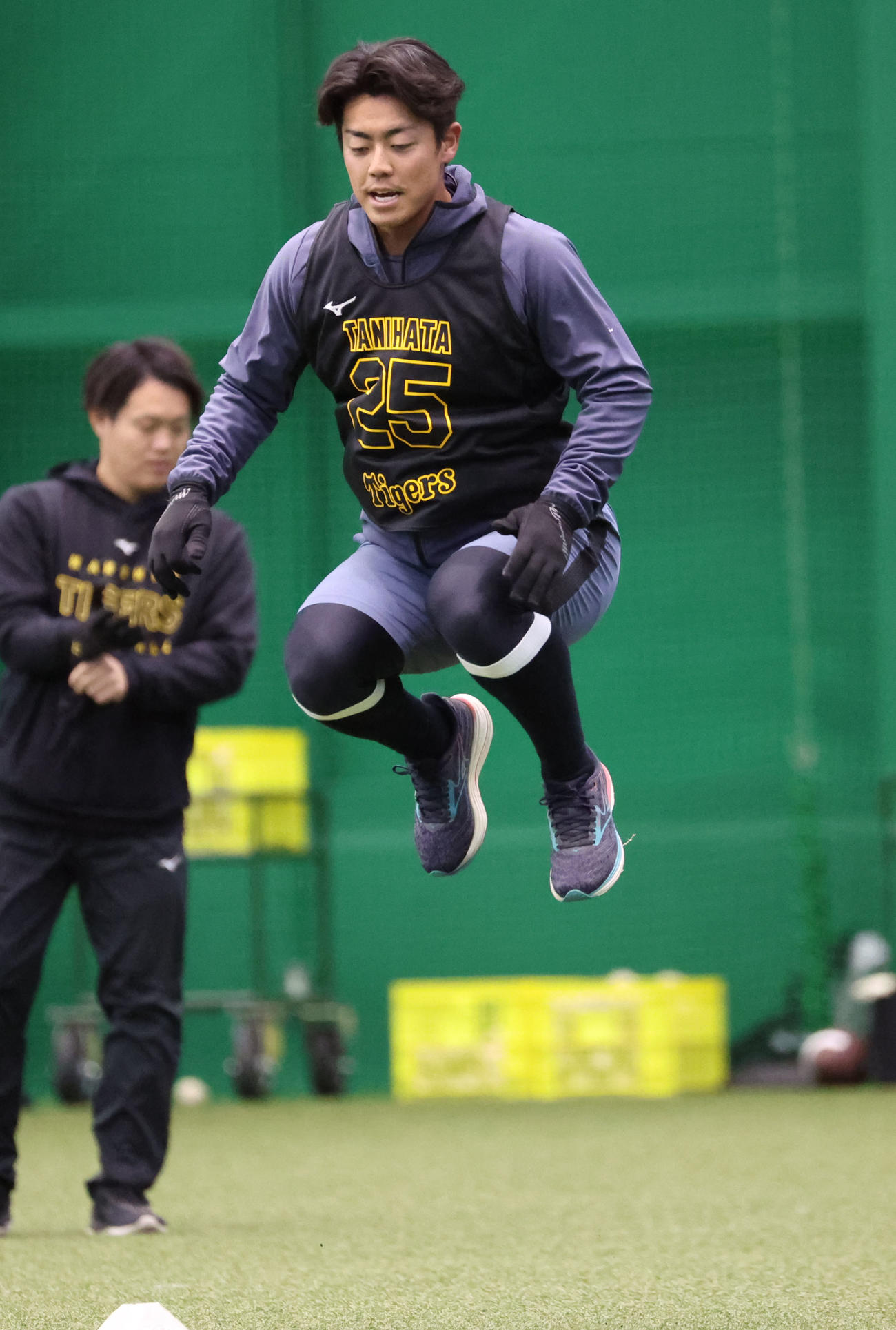 新人合同自主トレのアップでジャンプする阪神谷端（撮影・西尾就之）