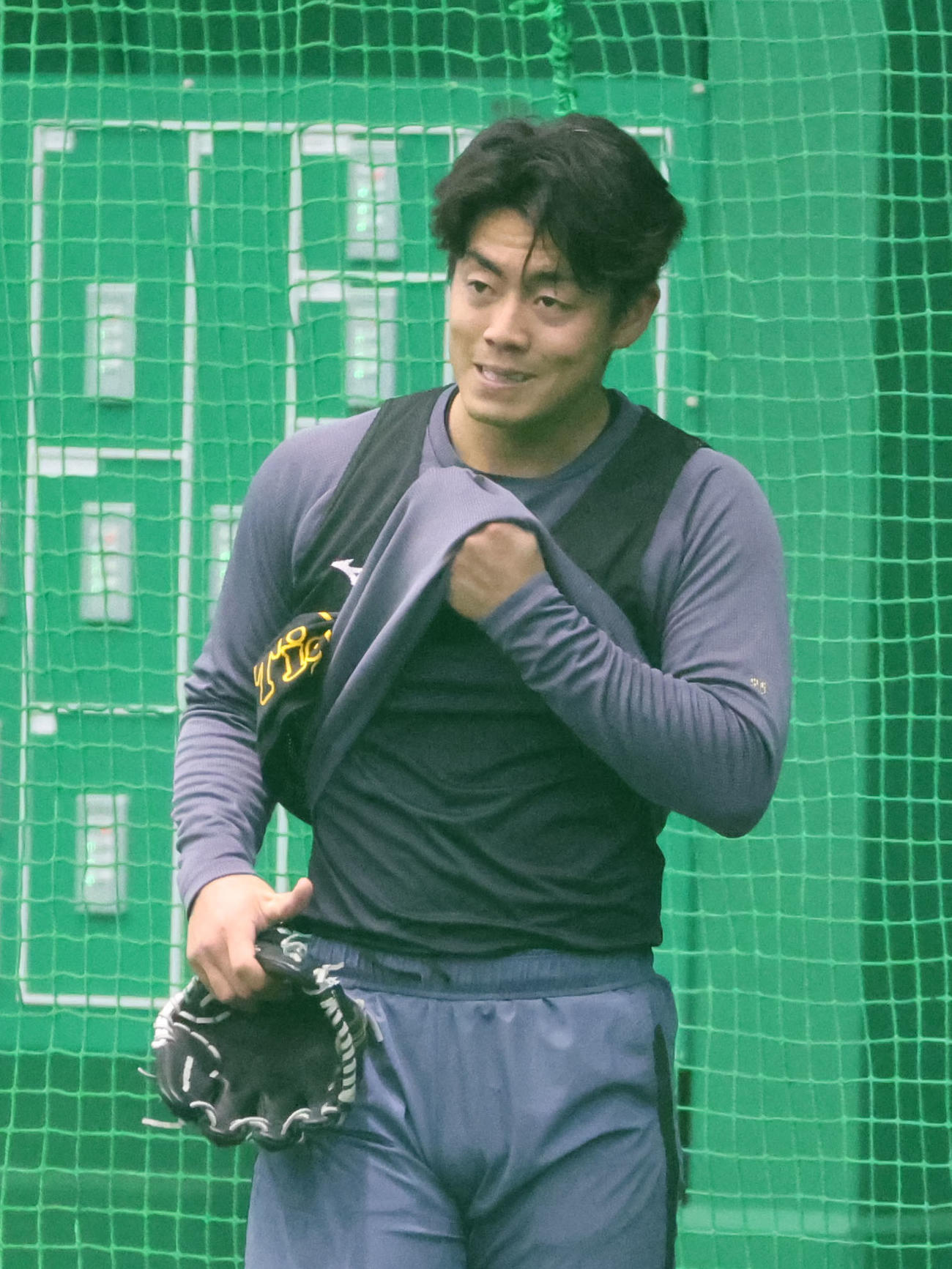 新人合同自主トレの合間に汗を拭う阪神谷端（撮影・西尾就之）