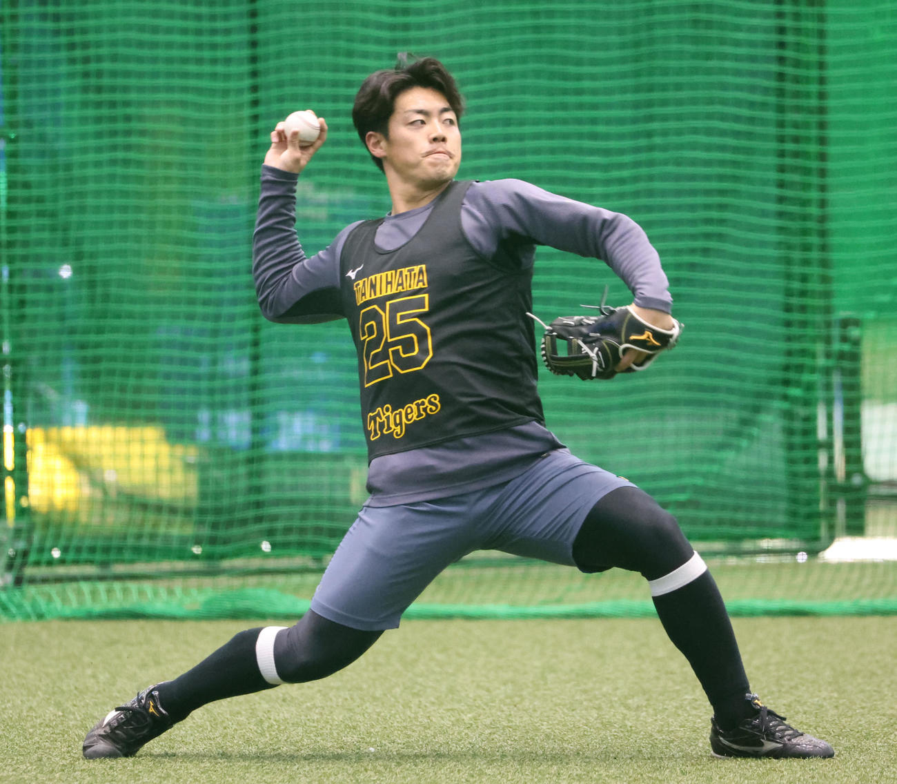 新人合同自主トレのでキャッチボールする阪神谷端（撮影・西尾就之）