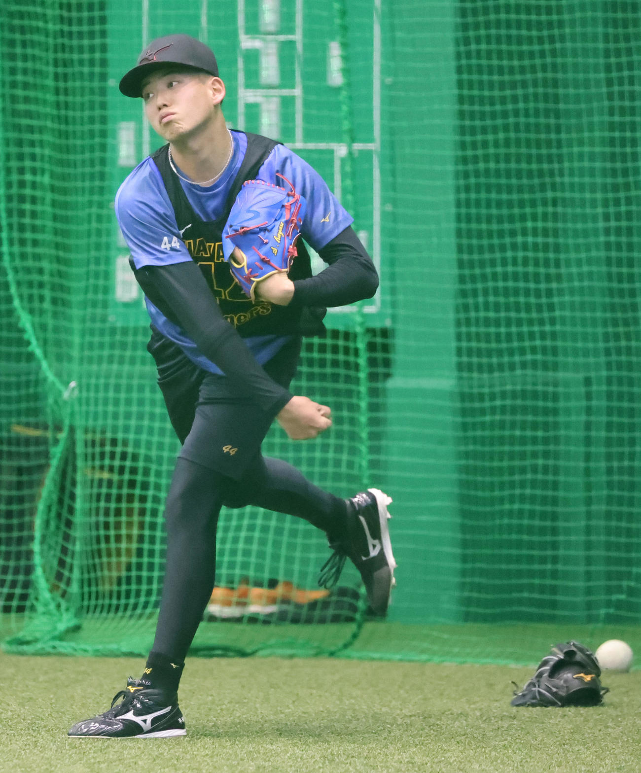 新人合同自主トレでキャッチボールする阪神早瀬（撮影・西尾就之）