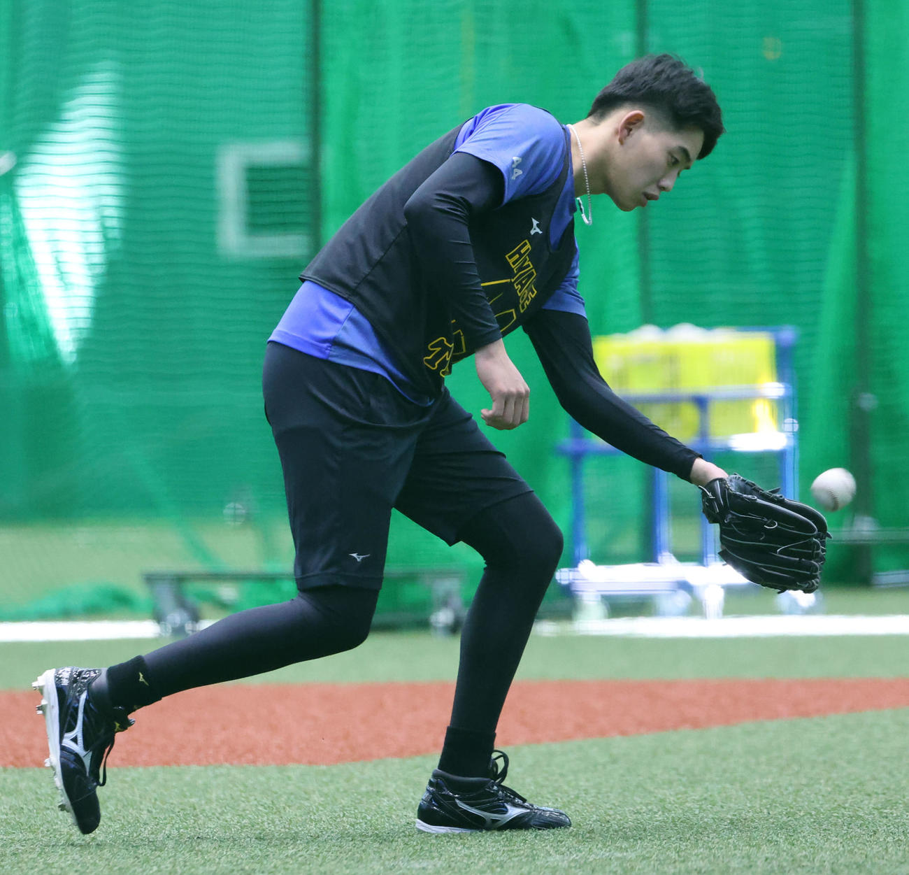 新人合同自主トレでノックを受ける阪神早瀬（撮影・西尾就之）
