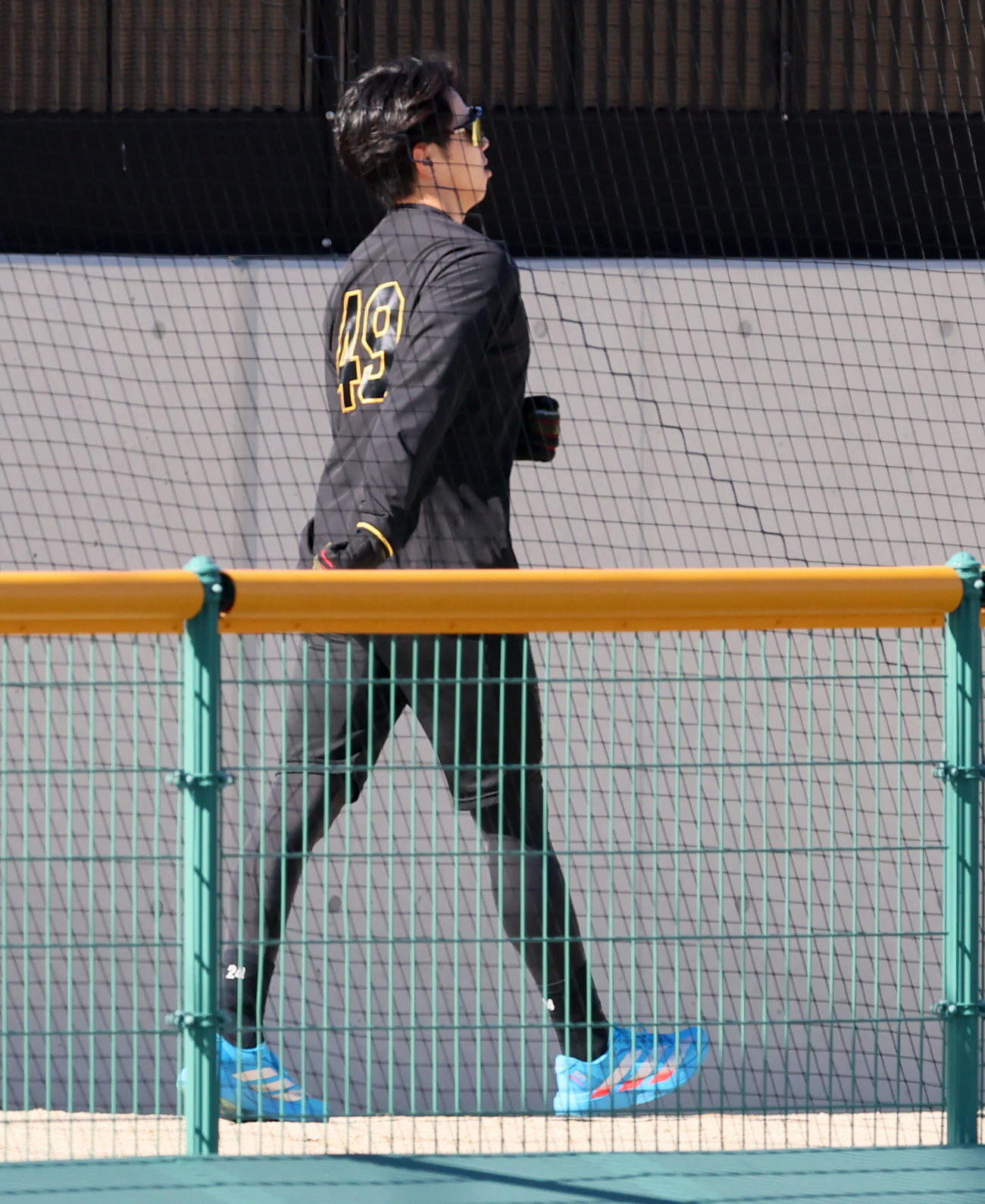 自主トレ中の阪神工藤が新背番号49を初お披露目（撮影・加藤哉）